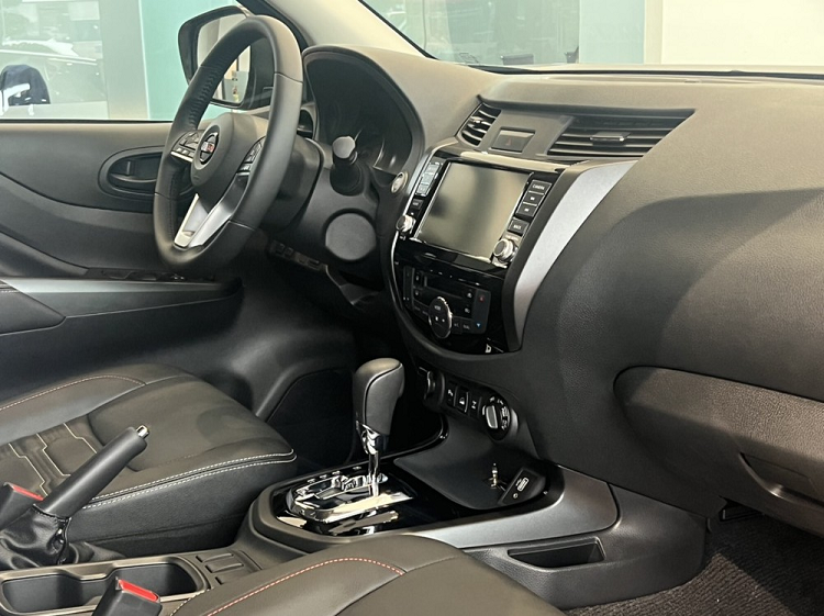 Nội thất của Nissan Navara hiện đại hơn đối thủ Toyota Hilux 
