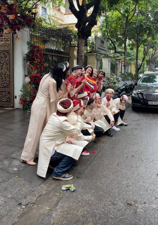 Nhiều bạn bè thân thiết đã có mặt trong ngày ăn hỏi của cặp đôi