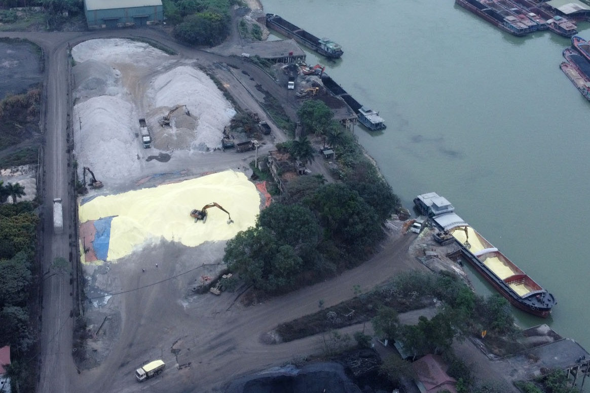 Cảng Việt Trì những ngày tập kết gần 2.000 tấn lưu huỳnh. Ảnh: Đoàn Bổng