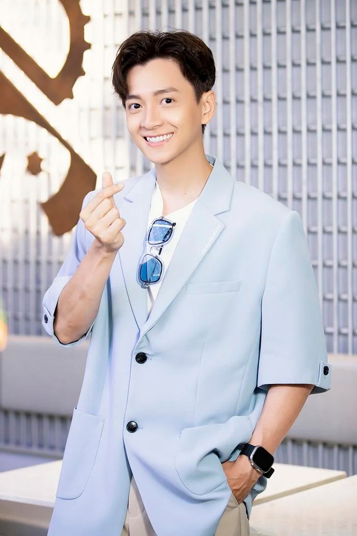 Nam nghệ sĩ tại sự kiện khai trương cửa hàng cà phê thứ 5 của bản thân.