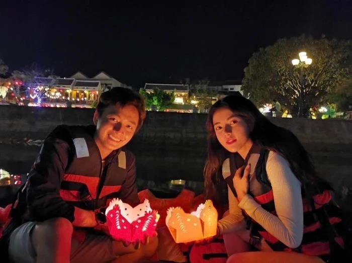 Hình ảnh làm rộ lên nghi vấn Ngô Kiến Huy hẹn hò với bạn gái hotgirl.