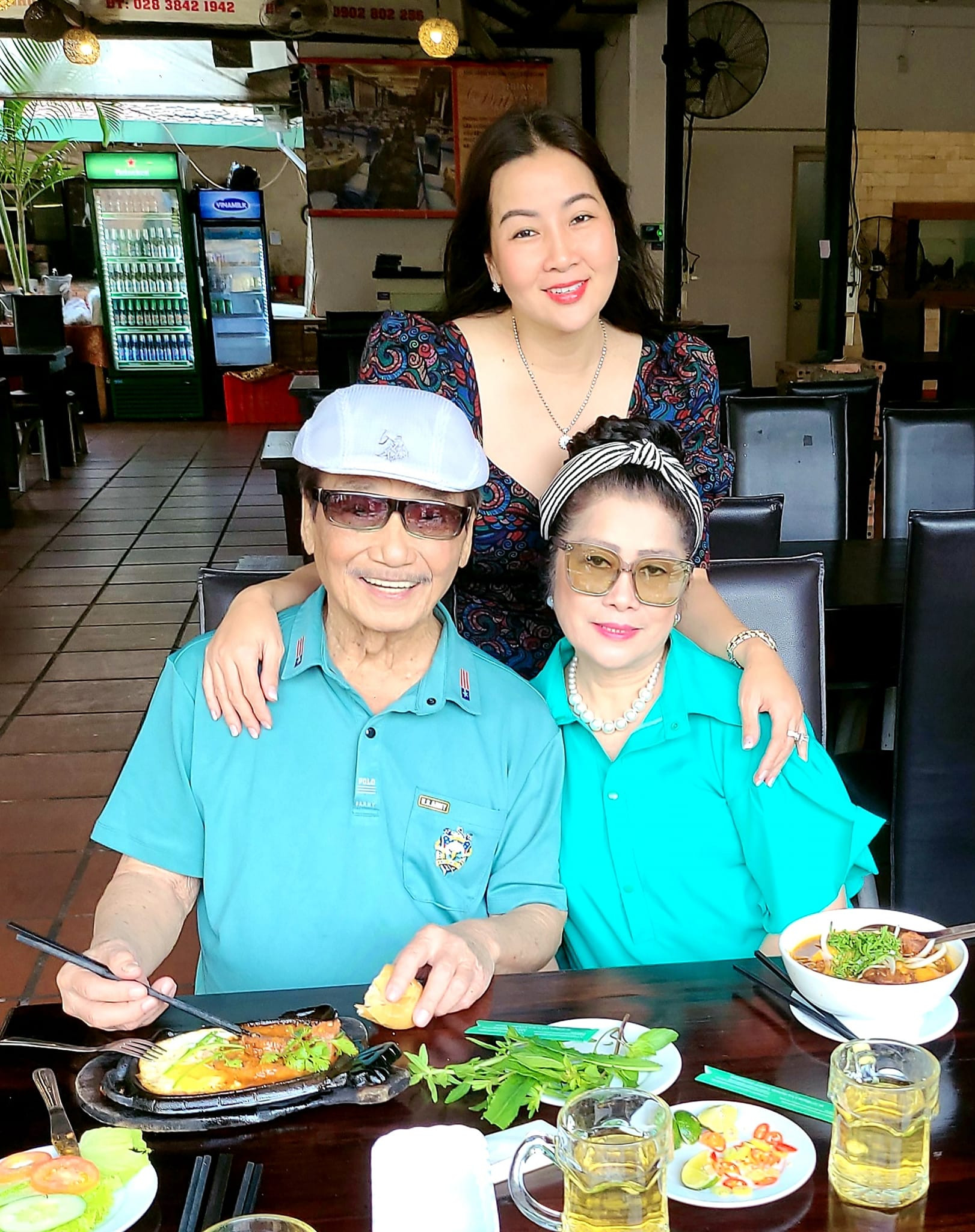 Căn nhà nhỏ của vợ chồng nghệ sĩ luôn rộng cửa đón bạn bè, đồng nghiệp và người yêu nhạc. Khi có khách, gian nhà lại rộn lên tiếng đàn hát. Dù tuổi cao, sức yếu, nghệ sĩ vẫn sẵn sàng biểu diễn khi được mời vì âm nhạc là niềm vui lớn của đời ông.