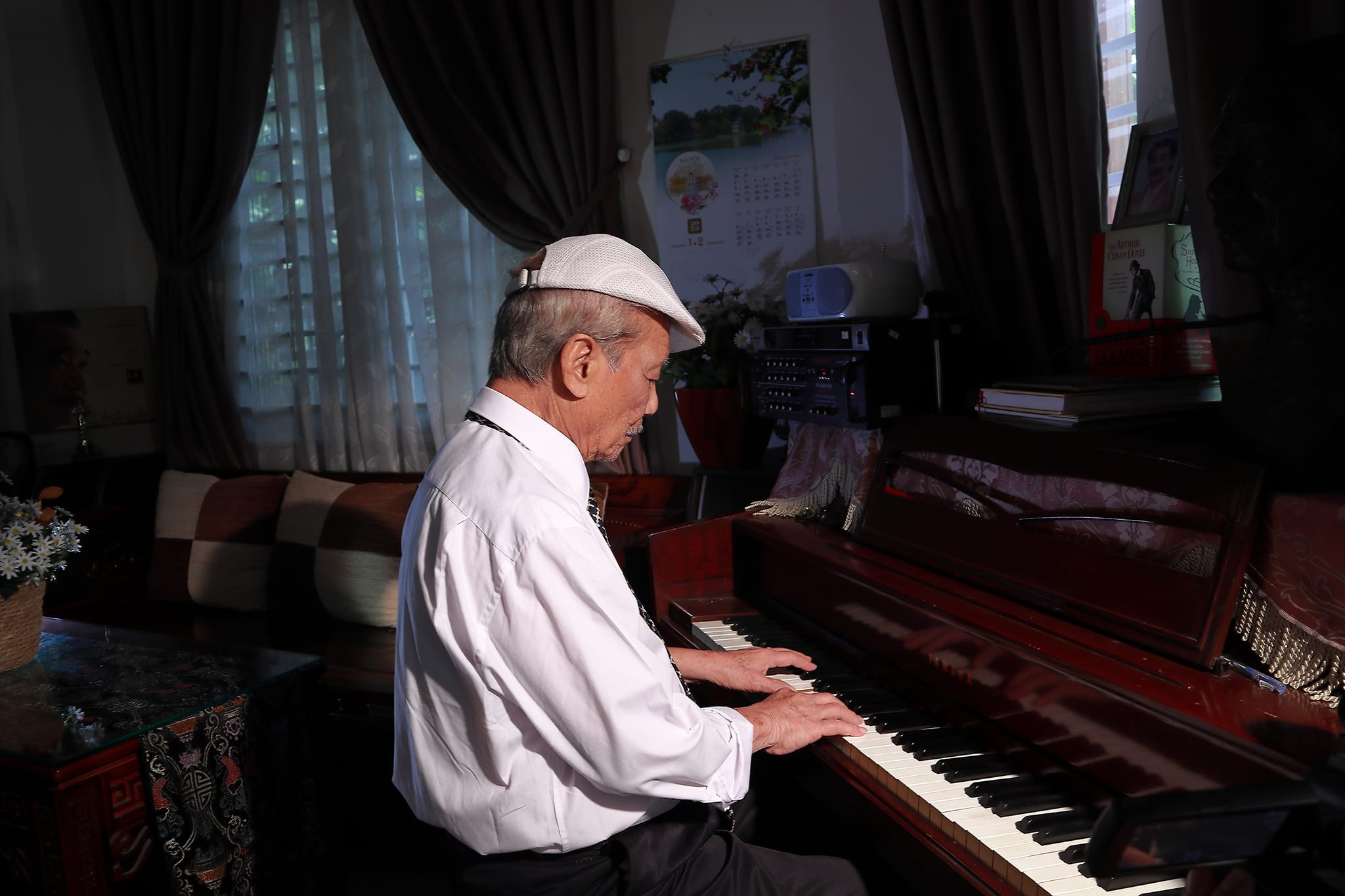 NSND Trần Hiếu kể, mỗi lần có khách tới chơi nhà, vợ chồng ông lại hì hục dọn dẹp đồ đạc, lấy chỗ tiếp khách. Tuy vậy, ngôi nhà nhỏ nhiều tiếng cười, niềm vui và tiếng hát.