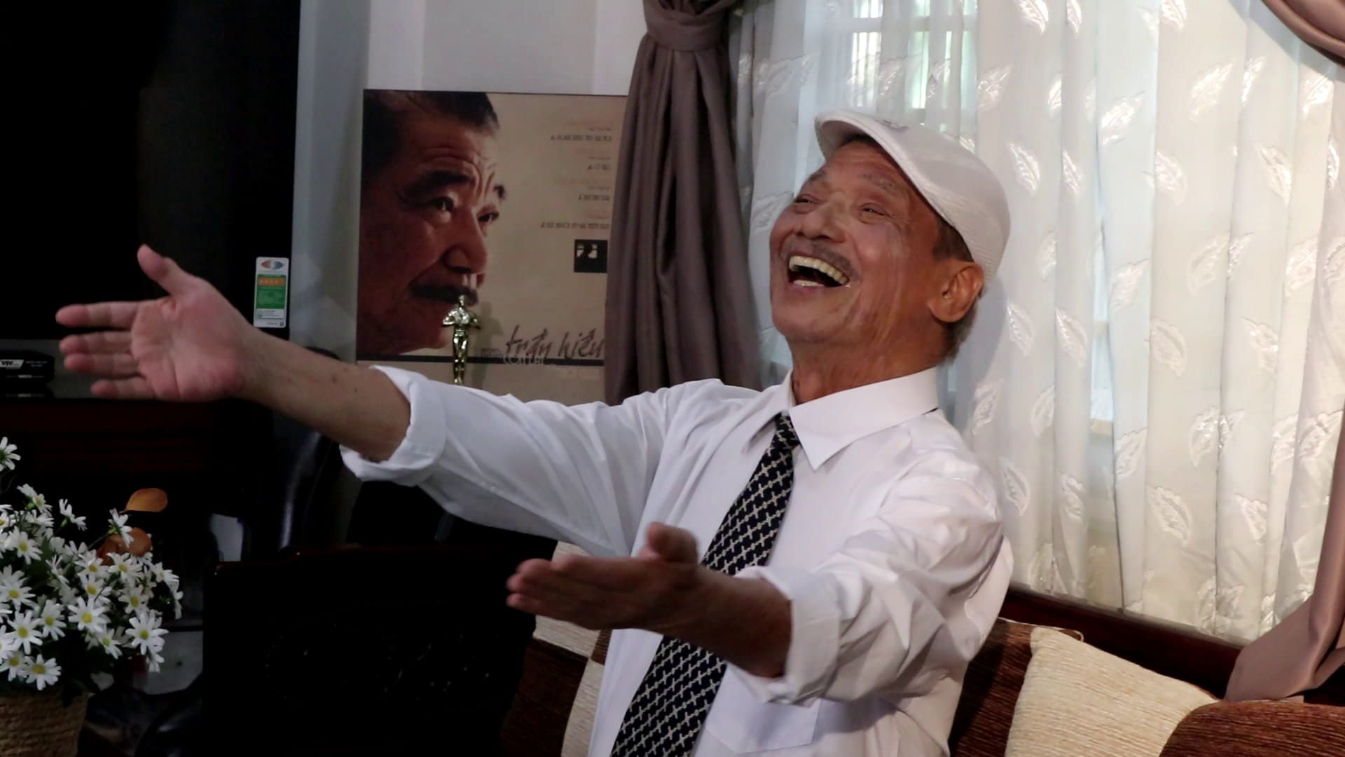 NSND Trần Hiếu tự hào vì đi hát từ những ngày thanh xuân cho tới lúc đã U90. Đơn vị nào mời, ông vẫn bước lên sân khấu, hát live bình thường, không cần sự hỗ trợ của công nghệ sân khấu.