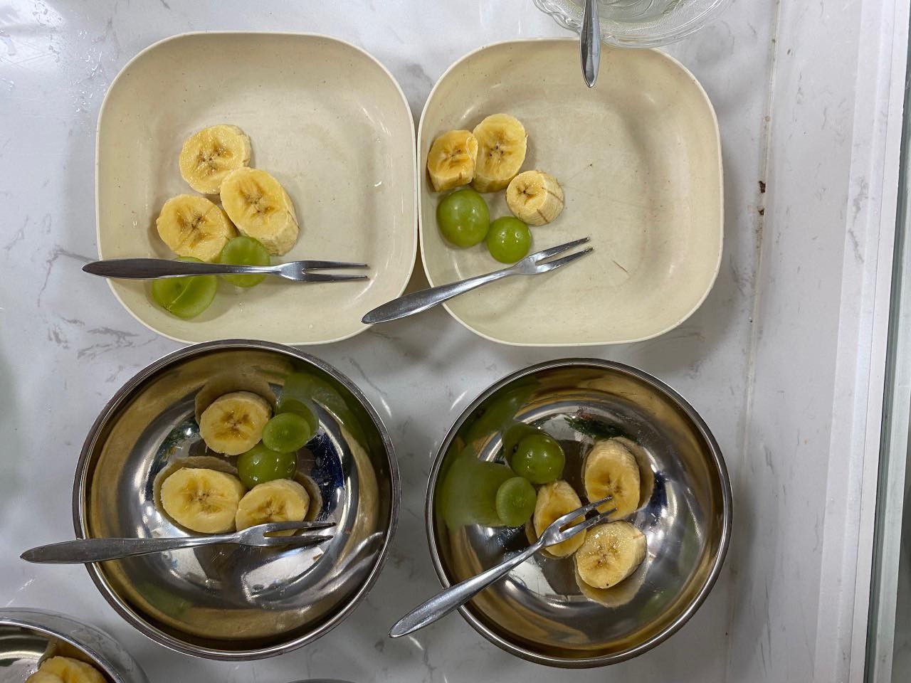 Phần hoa quả phụ huynh cho là quá ít. Ảnh: NVCC