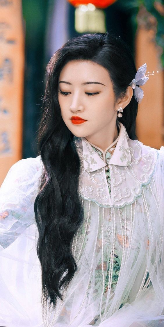 Khoảng thời gian trước đó, cô nói bản thân bị trầm cảm đến mức không thể làm việc. Cô trải qua thời gian tồi tệ, cảm tưởng như chìm dưới biển sâu, nghẹt thở nhưng không có ai đưa tay cứu. Cô ngưỡng mộ nhân vật Tư Đằng khi có thể tự cứu lấy mình.