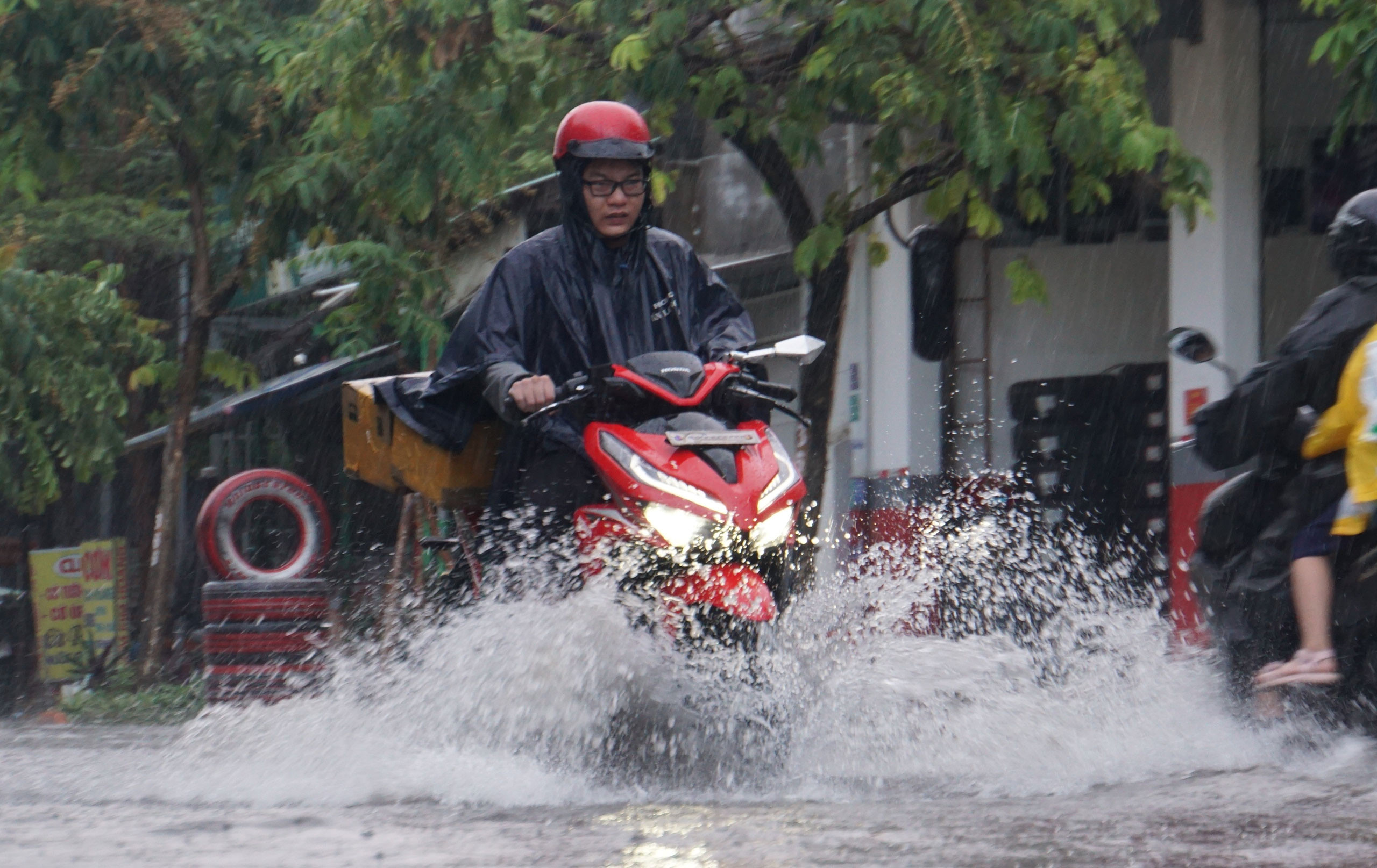 Người dân TP.HCM đón cơn 'mưa vàng' giải nhiệt vào cuối buổi chiều 3/4