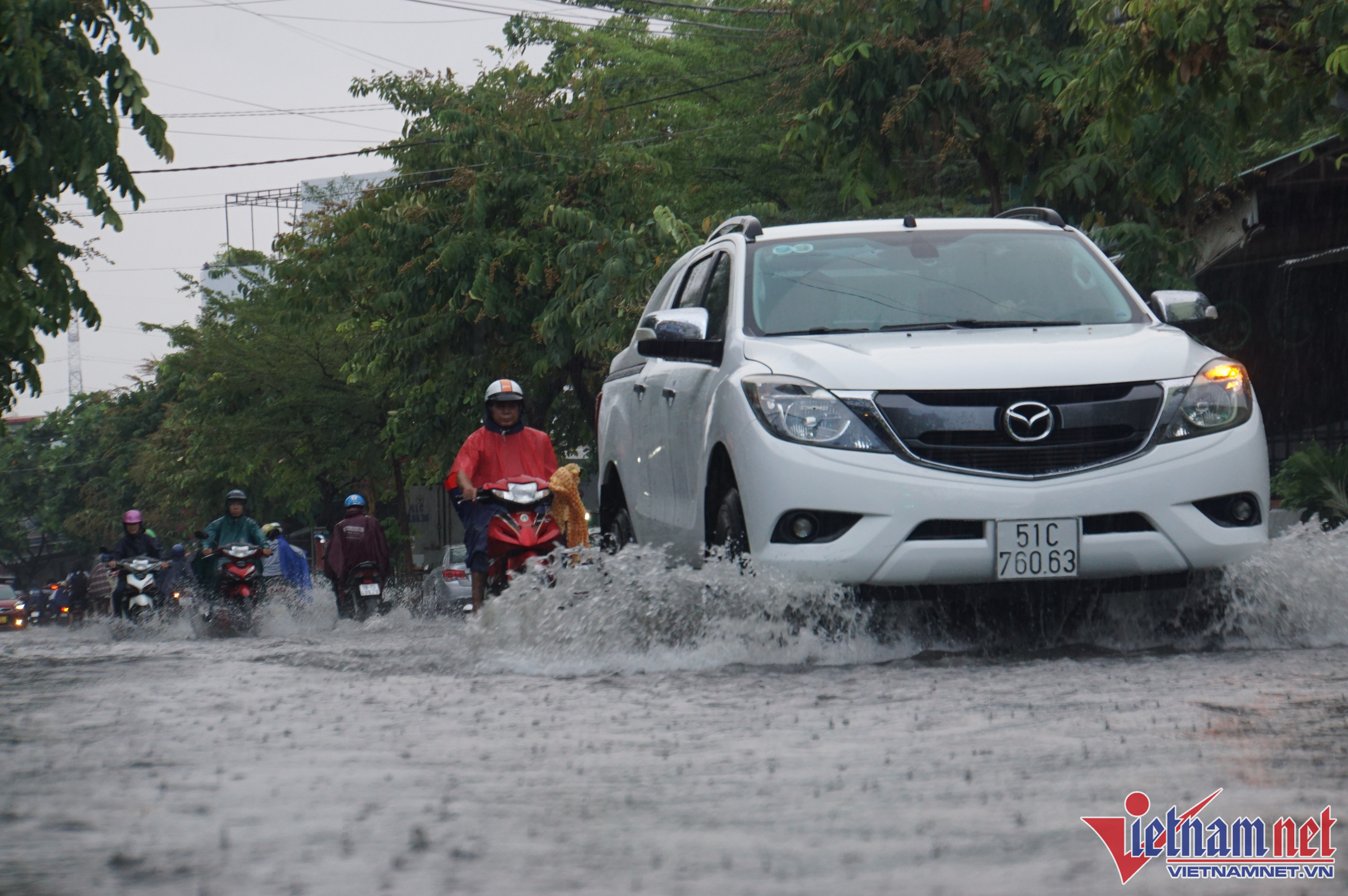 Thời điểm mưa đã tạnh nhưng đường vẫn ngập như sông