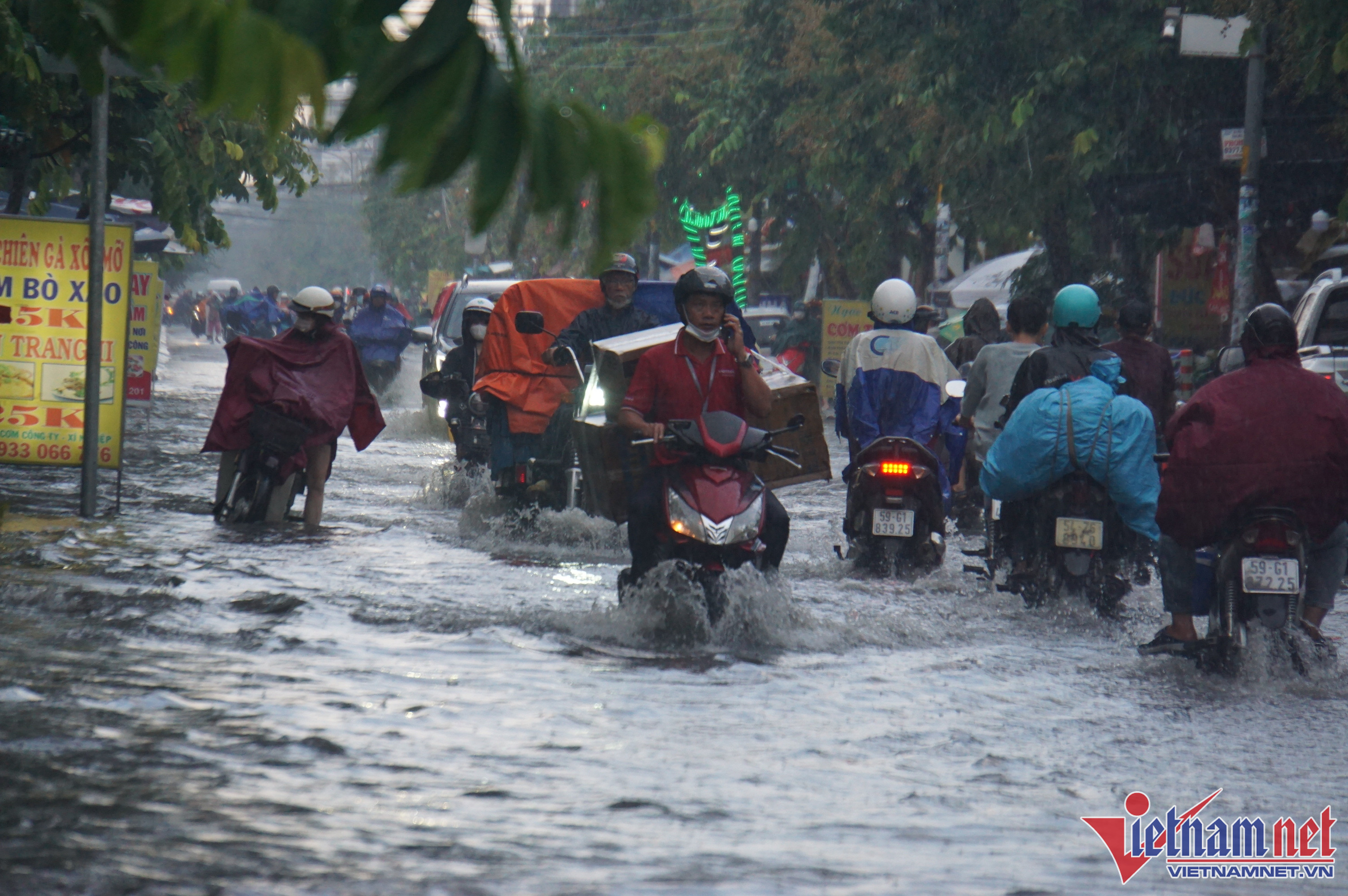  Một số phương tiện bị chết máy do di chuyển qua đoạn đường ngập