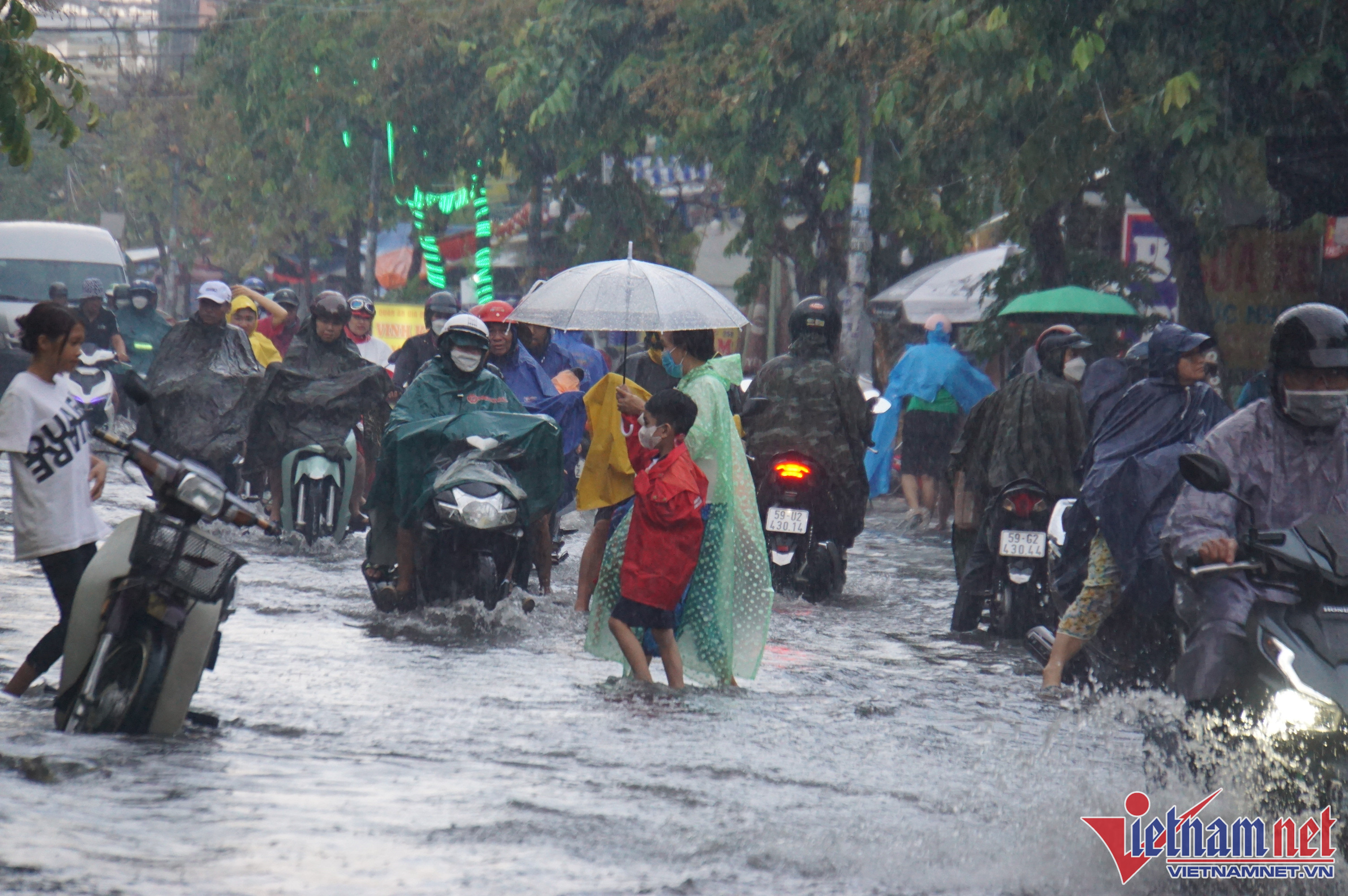 Các em học sinh bì bõm lội nước ngập sau giờ tan trường