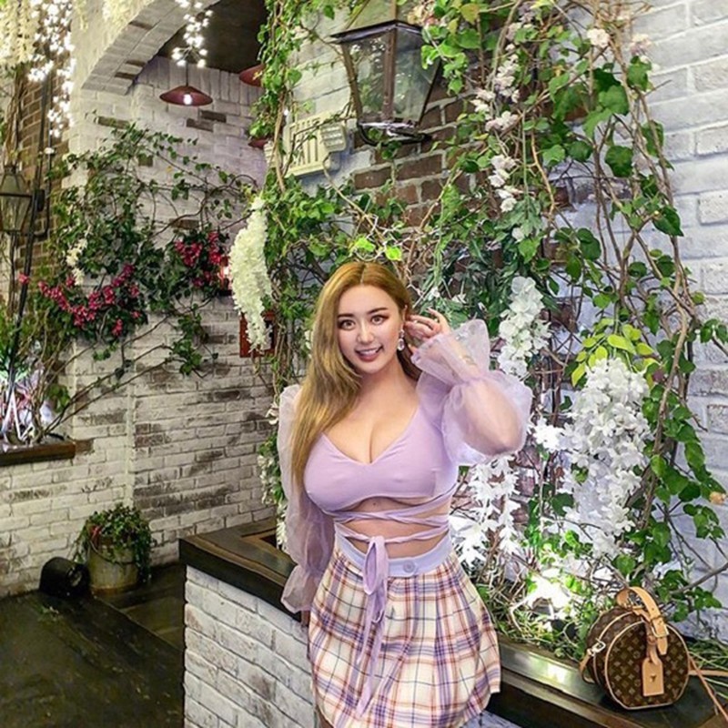 Thậm chí, có người nhận xét vẻ đẹp của Rebecca Liu là hình mẫu của phụ nữ thời đại mới với đặc trưng quyến rũ, tự tin và phóng khoáng.