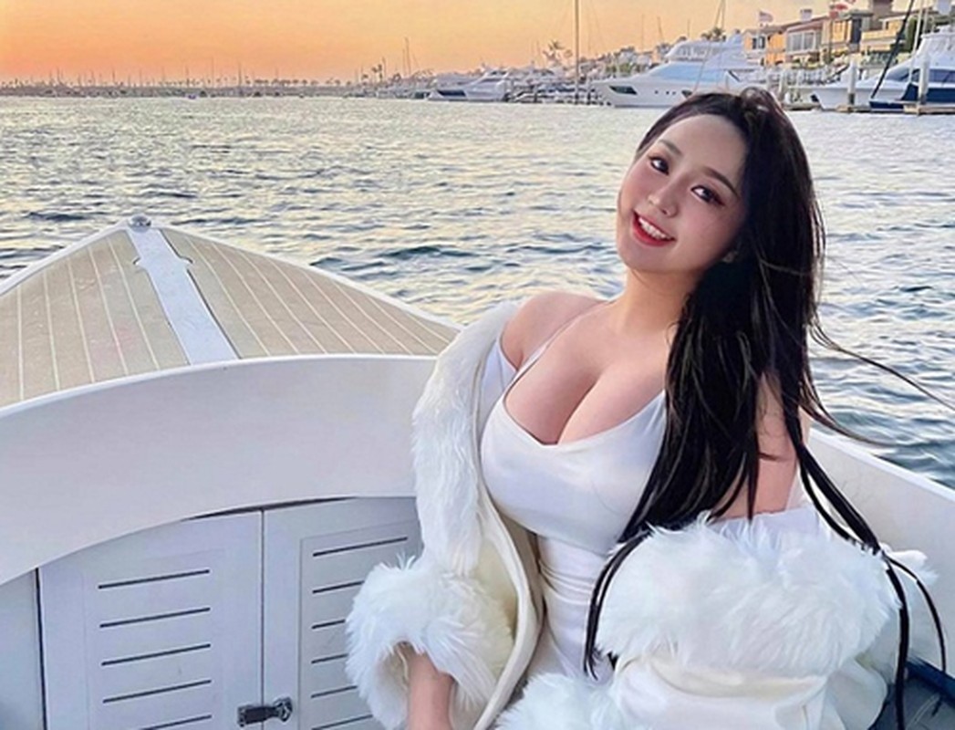 Được biết, Rebecca Liu cao 1m74, cân nặng có phần quá khổ song bù lại tỷ lệ cơ thể của hot girl rất được đánh giá cao. Đặc biệt, phong thái tự tin là điểm nhấn giúp cô nàng tỏa sáng, tạo nên sự khác biệt giữa “rừng” người đẹp.