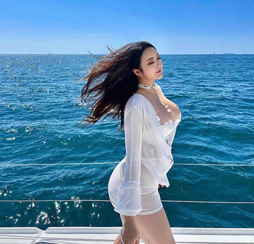 Sở hữu thân hình nở nang, đường cong các vòng quyến rũ, Rebecca Liu luôn biết cách phối đồ nhằm tôn lên lợi thế hình thể, che chắn những khuyết điểm.