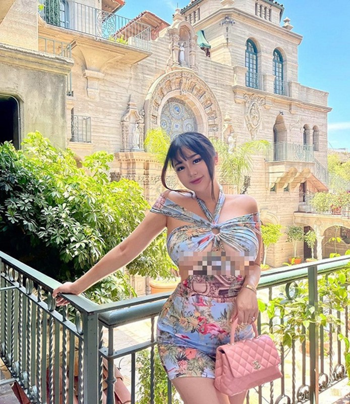 Chẳng hạn, Rebecca Liu luôn chọn những trang phục màu sắc, họa tiết nổi bật hoặc chi tiết nhún bèo để che đi khuyết điểm cơ thể. Quần bơi cạp cao cũng là lựa chọn thường xuyên để không bị lộ bụng mà vẫn phô được đường cong nữ tính.