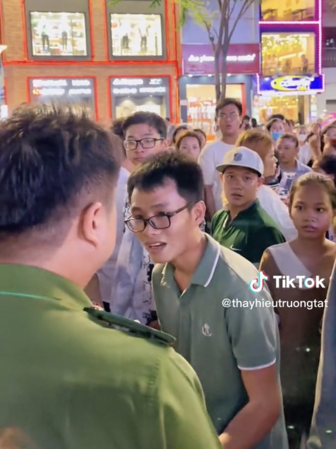 Anh công an bị đám đông ngăn lại