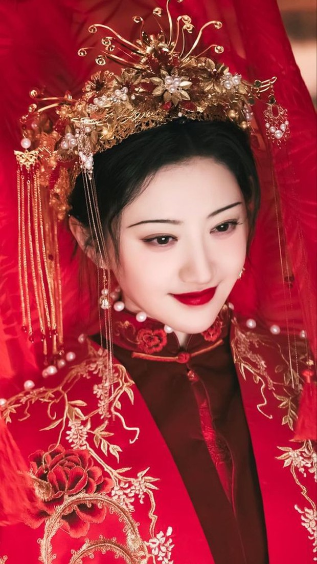 Nghi vấn bị người yêu cũ phát tán hình nóng, Cảnh Điềm giữ im lặng. Scandal lớn nhất mà nữ diễn viên gặp phải xảy ra giữa năm 2022, khi cô bị Cục giám sát thị trường thành phố Quảng Châu, Quảng Đông, Trung Quốc chỉ đích danh quảng cáo sản phẩm kém chất lượng, yêu cầu nộp 7,2 triệu NDT (hơn 1 triệu USD). Ngay sau đó, Cảnh Điềm đã nộp phạt đầy đủ, đồng thời nhận lỗi lầm, cam kết cẩn trọng tránh xảy ra sai phạm tương tự, theo Paper .