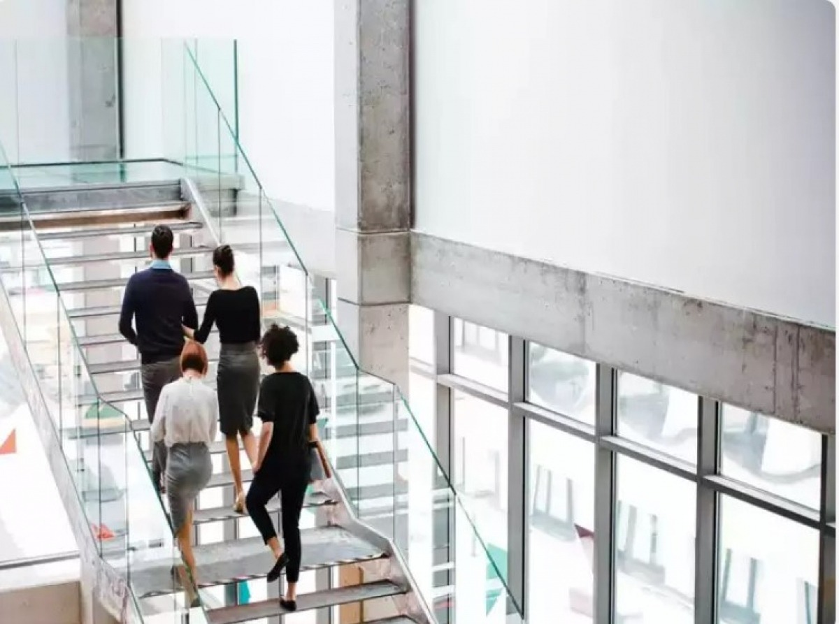 Đi bộ là một cách đơn giản để vận động các cơ đã lâu không được sử dụng do phải ngồi liên tục.