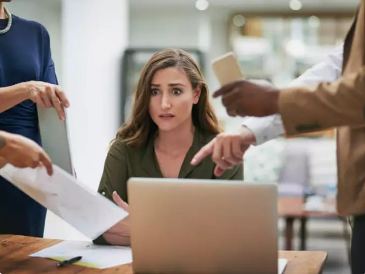 Căng thẳng: Căng thẳng quá mức trong thời gian dài dẫn đến căng cơ, gây đau và co thắt. Những vị trí dễ gây đau lưng khi căng thẳng là cổ, vai và thắt lưng. Khắc phục bằng cách hít thở sâu (từ từ hít vào trong 4 giây, giữ hơi thở 4 giây, thở ra 4 giây), đi bộ hoặc tập yoga./.