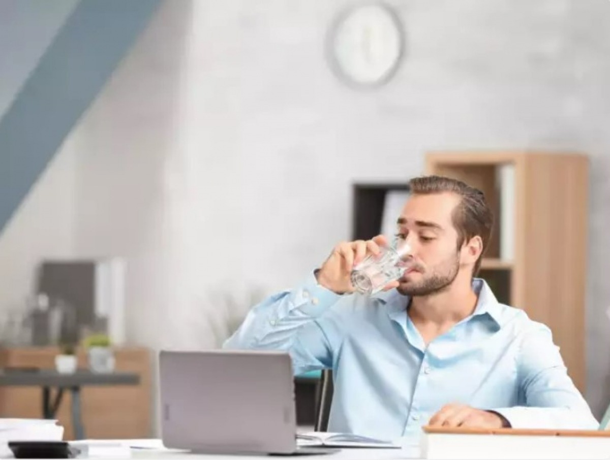 Không uống đủ nước: Hydrat hóa là điều cần thiết để giữ cho các khớp của bạn được bôi trơn, giúp giảm đau nhức ở lưng. Vì thế hãy tạo cho mình thói quen uống đủ nước bằng cách để một chai nước lớn trên bàn và nhấm nháp nước suốt cả ngày.