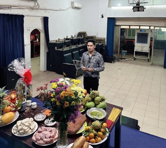 Minh Luân đến cúng giỗ Mai Phương – Anh Vũ.