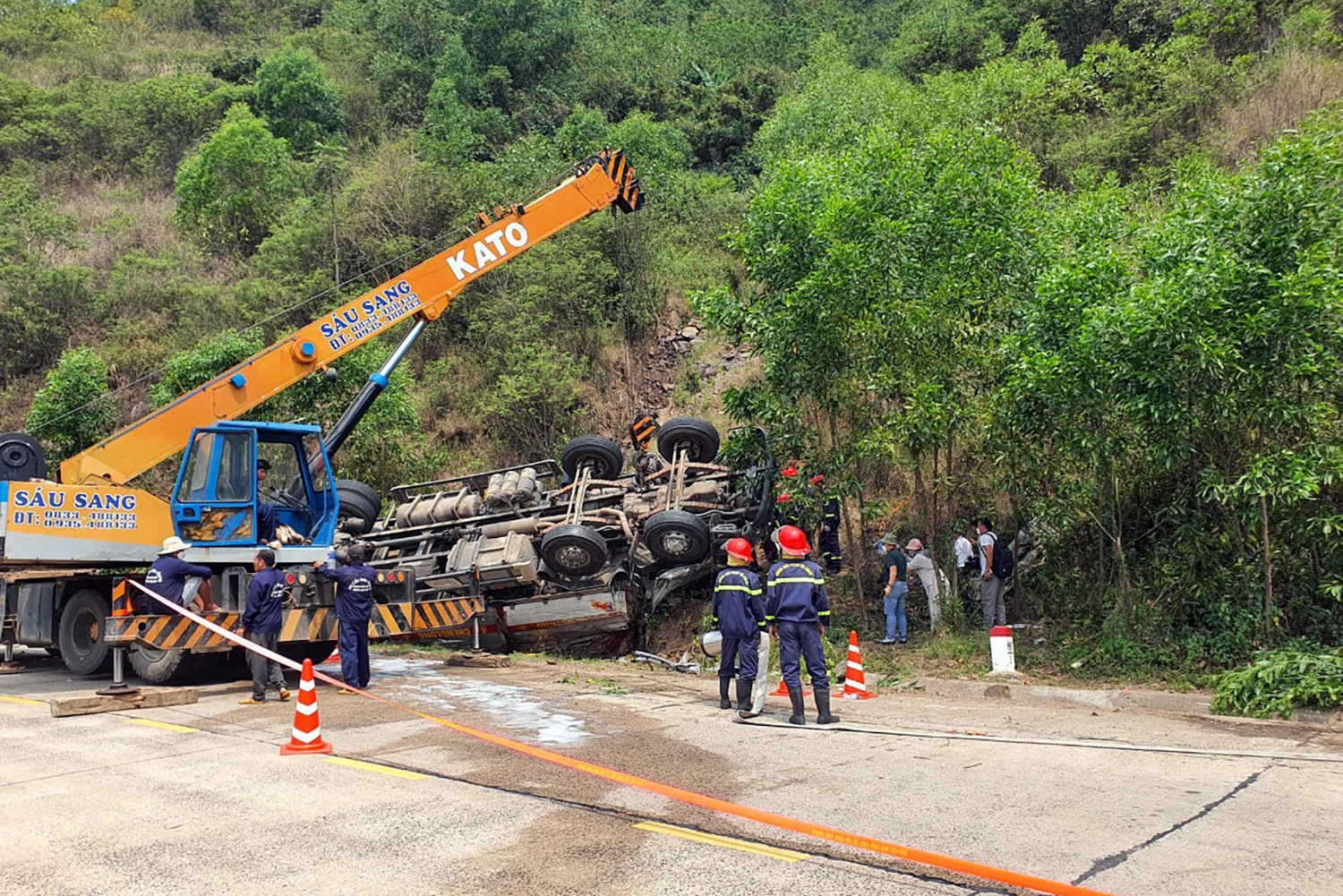  Tai nạn khiến xe tải lật úp, hư hỏng. Dưa hấu bên trong đổ ra đường. Nhiều vết bánh xe trường dài hàng chục mét. 9 người kẹt bên trong ô tô tải. Theo người dân, khu vực này thường có nhiều xe chở hàng hóa, nông sản di chuyển. Tuyến đường này có nhiều đoạn xuống cấp, nhiều dốc tiềm ẩn nguy cơ tai nạn.