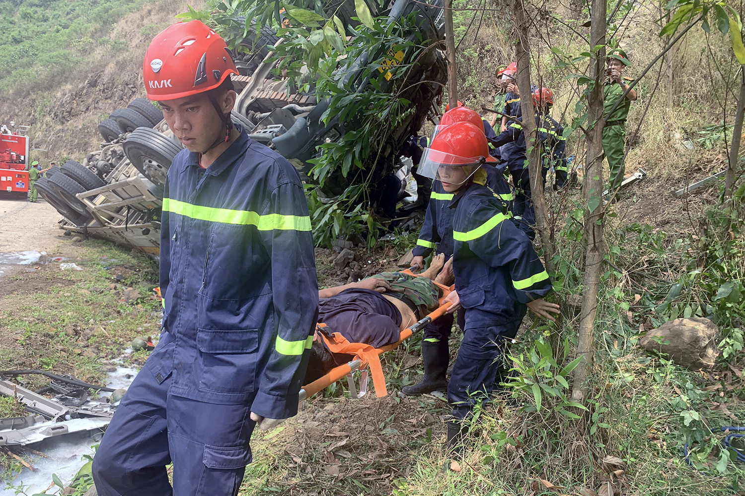 Trong số 6 người được giải cứu ra ngoài chuyển tới bệnh viện, một nạn nhân không qua khỏi. 3 người còn lại kẹt trong xe tải được lực lượng chức năng giải cứu, song đã tử vong.