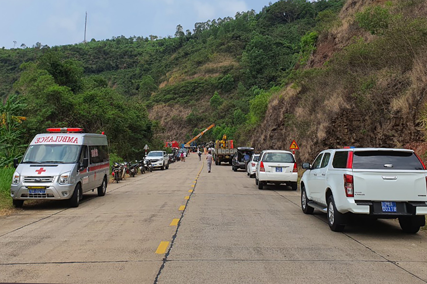 Xung quanh khu vực ô tô tải gặp nạn bị phong tỏa. Xe cứu thương cùng lực lượng y tế được huy động tới hiện trường, túc trực để cứu người.