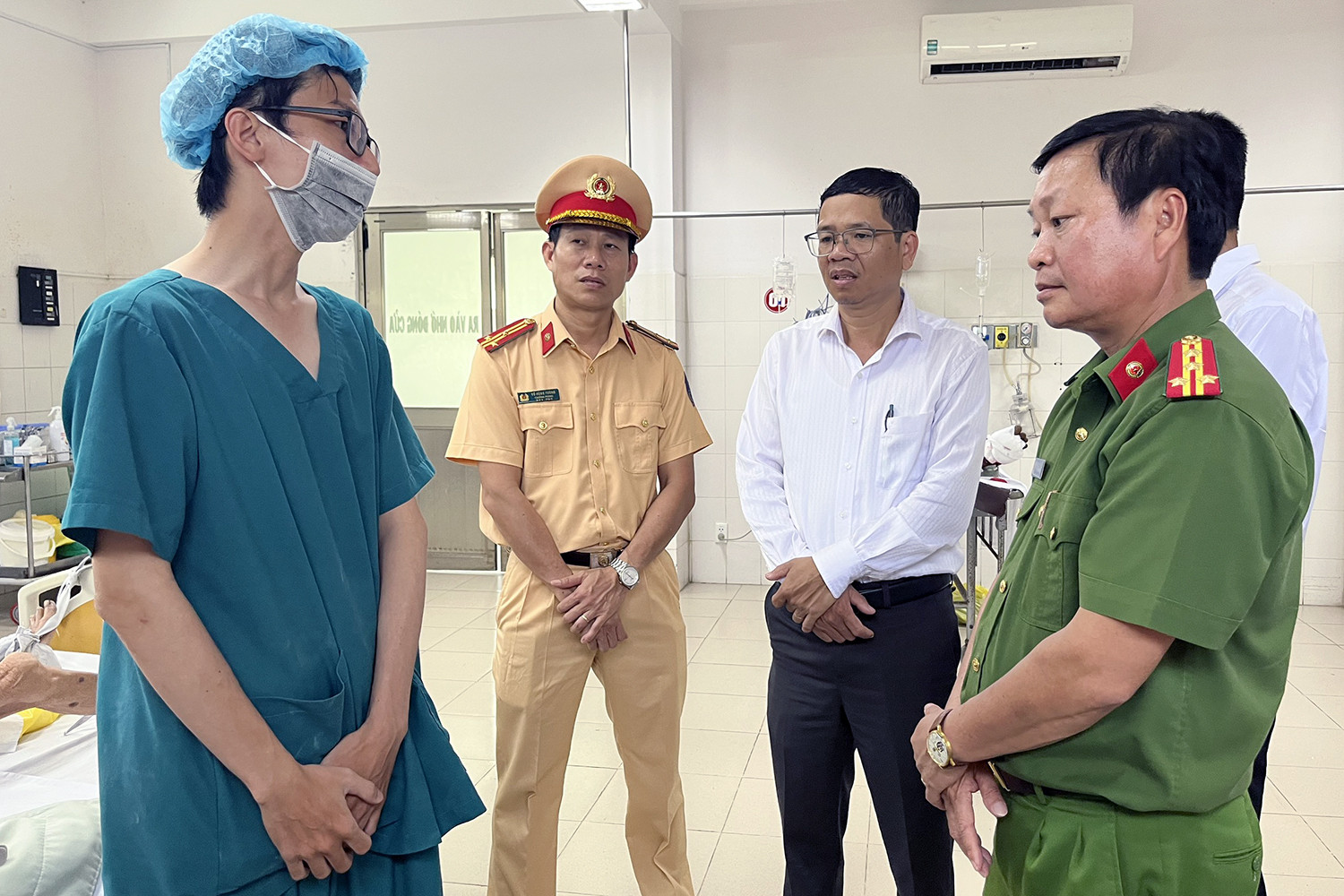 Cảnh sát ngoài khám nghiệm hiện trường, điều tra nguyên nhân và vào bệnh viện để hỏi thăm sức khỏe các bệnh nhân. 