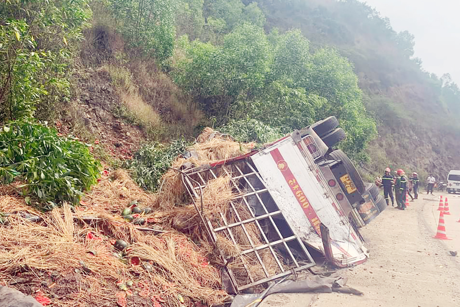  Xe tải biển số Quảng Bình chở dưa hấu đi trên đường ĐT 643 hướng huyện Tuy An lên cao nguyên Vân Hòa, huyện Sơn Hòa, sáng 3/4. Khi đổ dốc ở xã An Mỹ (huyện Tuy An), ô tô tải bất ngờ lật vào vách núi.