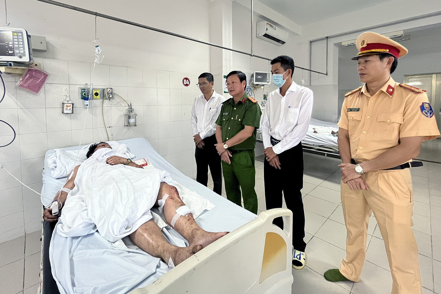 Được giải cứu ra khỏi xe gặp nạn, 5 nạn nhân được đưa đi cấp cứu. Theo bác sĩ Trần Anh Dũng - giám đốc Bệnh viện Đa khoa tỉnh Phú Yên, vào thời điểm chiếc xe tải vừa gặp nạn, một xe cấp cứu của bệnh viện này đang đi cấp cứu từ huyện Sơn Hòa về và đã cùng một số xe bán tải đưa các nạn nhân về viện. Bệnh viện đã huy động 50 y, bác sĩ, nhân viên đón và khẩn trương cấp cứu các nạn nhân. Trong số các bệnh nhân đang nhập viện thì có 4 nam và 1 nữ đang trong tình trạng chấn thương nặng, được chăm sóc y tế, hồi sức tích cực.