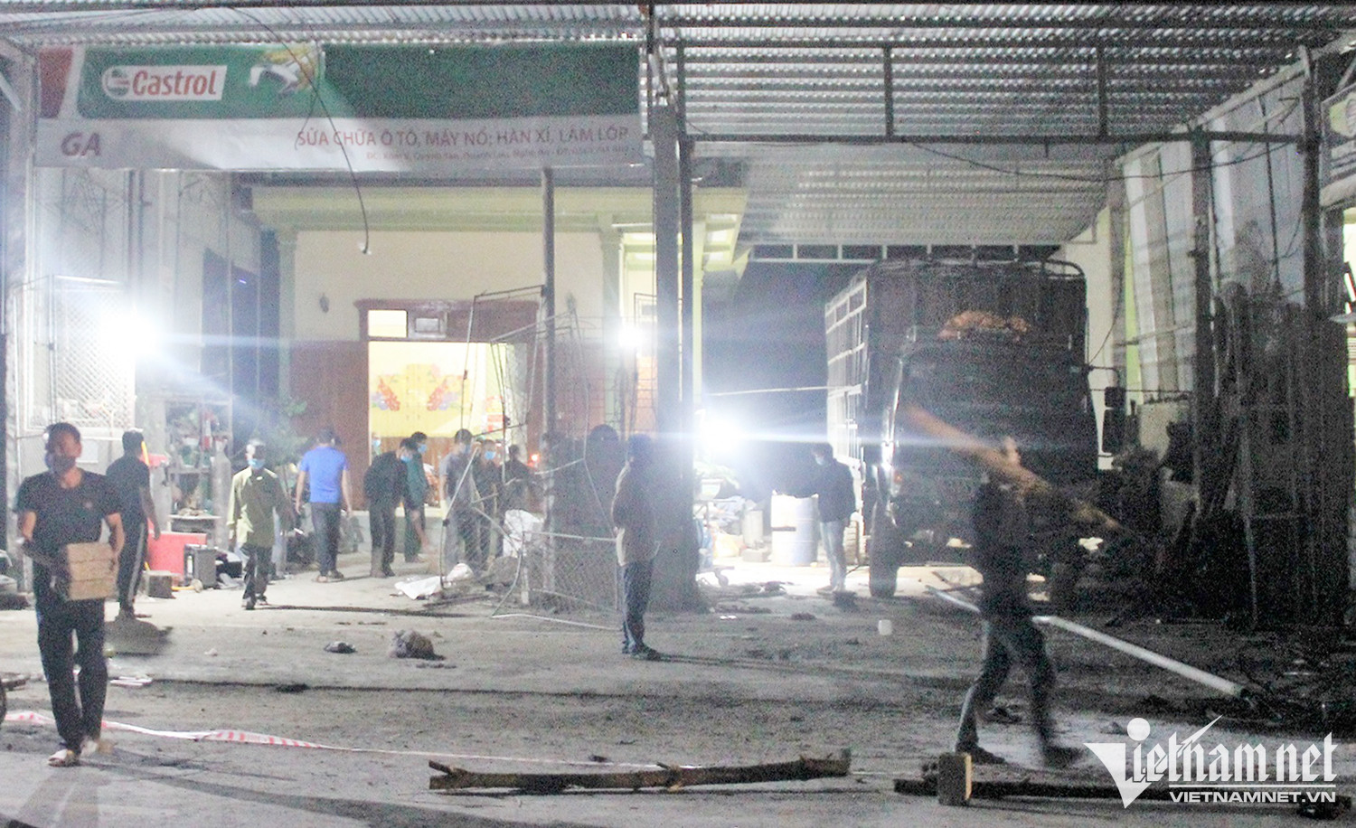 Hiện trường vụ nổ kinh hoàng xảy ra tại một gara ở Nghệ An. Ảnh: VH