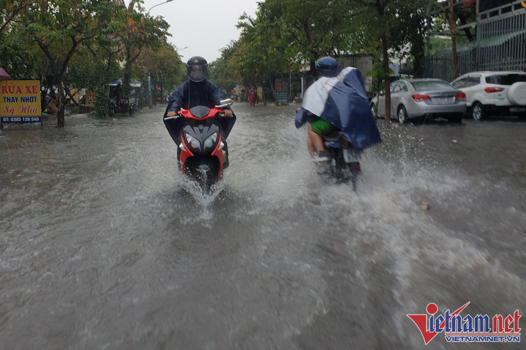 Hàng loạt tuyến đường như Nguyễn Văn Khối, Lê Đức Thọ, Nguyễn Văn Thọ (quận Gò Vấp), đường Song Hành, DN5, Nguyễn Văn Quá (quận 12)... cũng ngập sâu do nước không thoát kịp