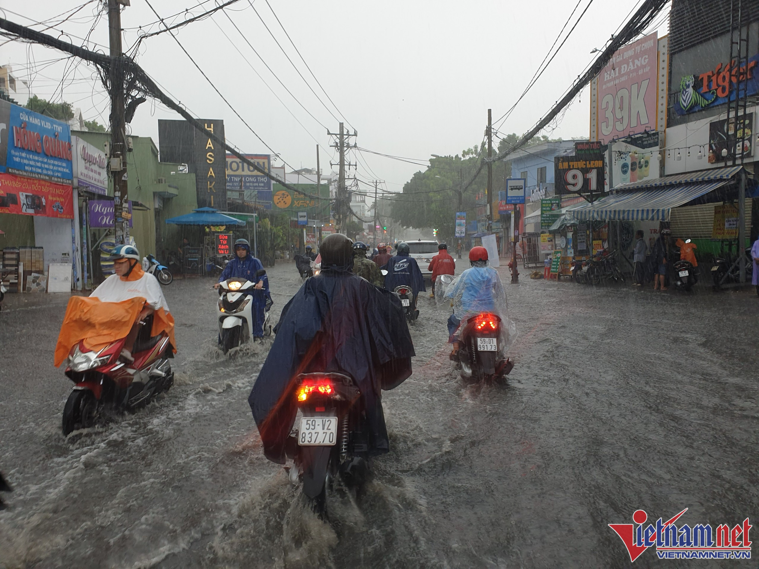 Mưa lớn kéo dài hơn 30 phút khiến nhiều tuyến đường ở TP.HCM ngập sâu. 