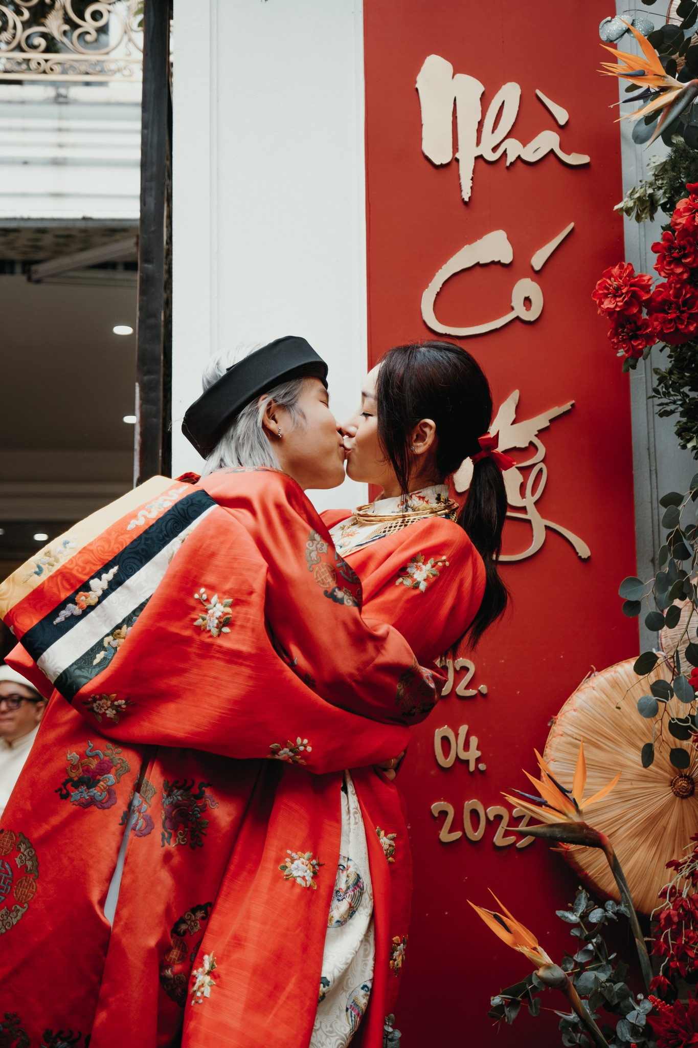 Cả hai trao nhau nụ hôn trước sự chứng kiến của mọi người.