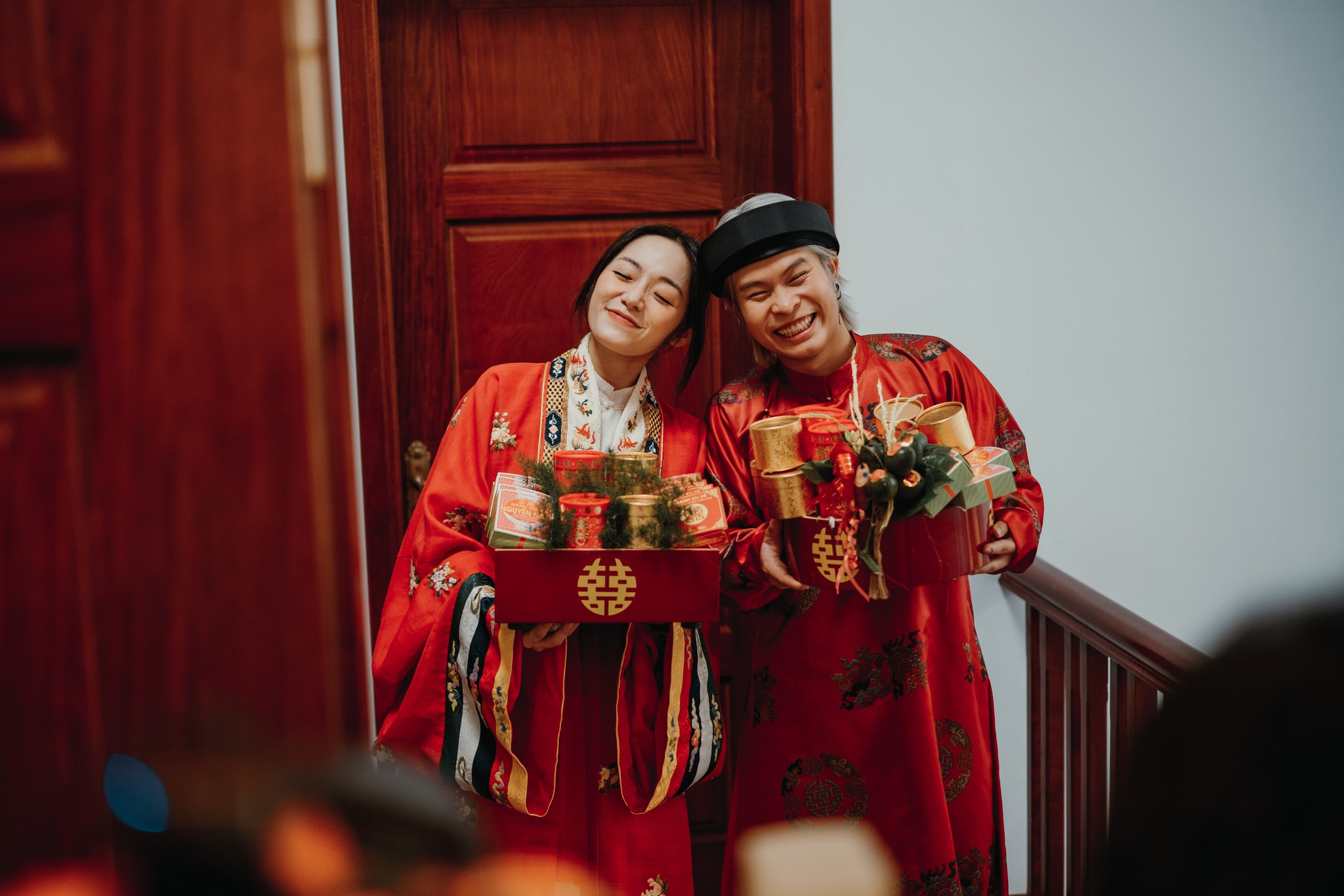 Tối 3/4, Seachains - Quán quân Rap Việt mùa 2 - hạnh phúc đăng tải hình ảnh trong lễ ăn hỏi với bạn gái Linh Đan trên trang cá nhân .