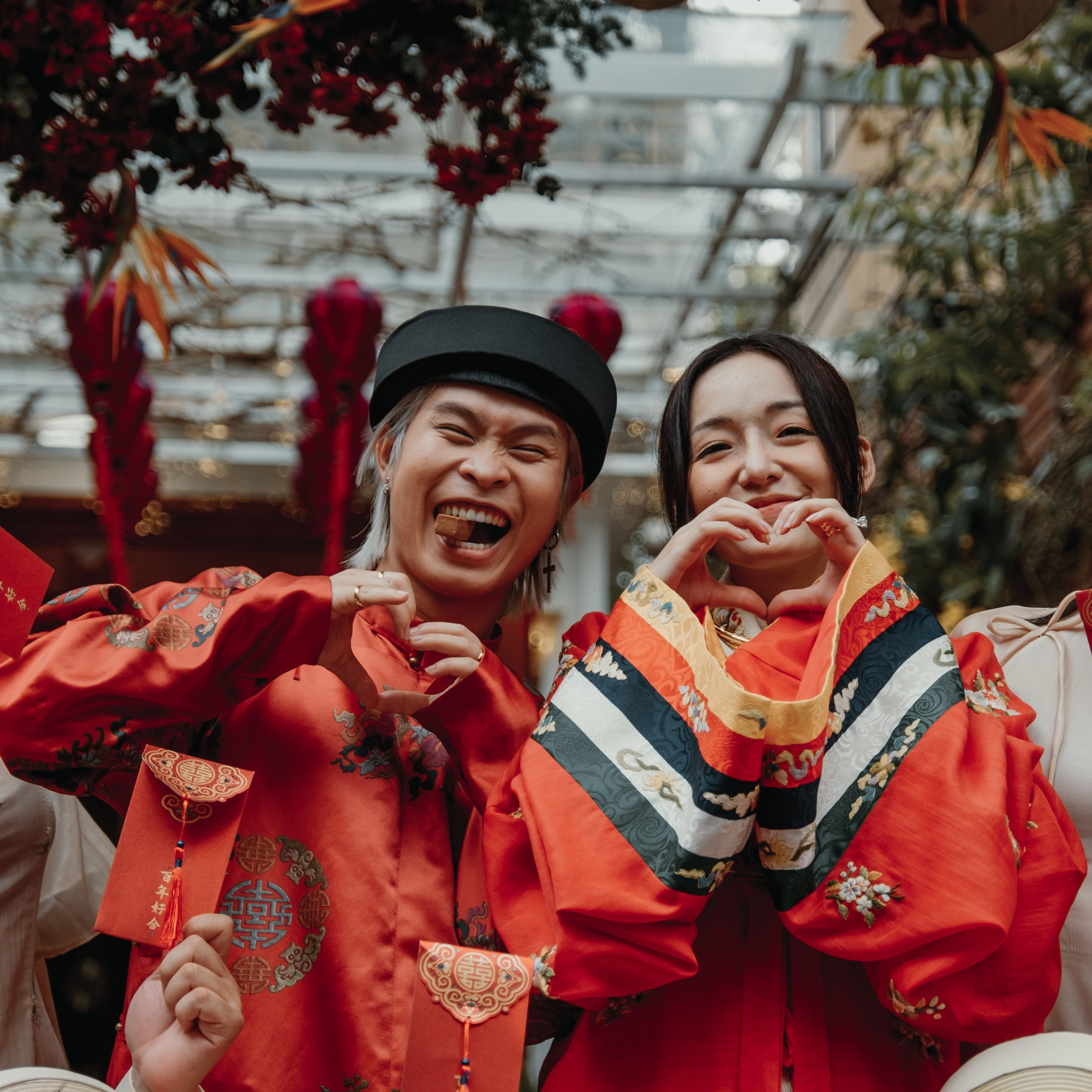 Cặp đôi mặc trang phục truyền thống màu đỏ.