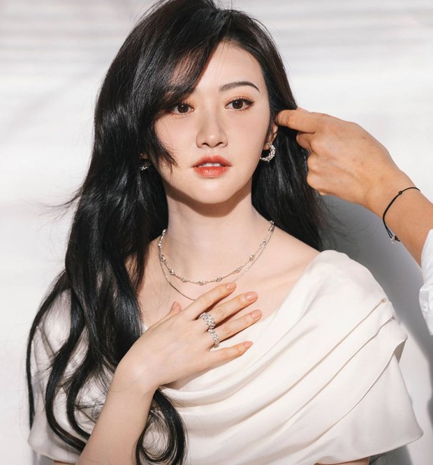 Cảnh Điềm chịu đả kích khi bị lan truyền hình ảnh, video nóng với mục đích câu view (Ảnh: Weibo)