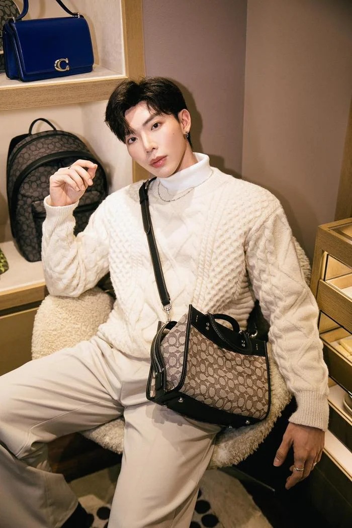 Erik được khá nhiều nhãn hàng, thương hiệu nổi tiếng săn đón bởi danh tiếng anh đã gây dựng trong những năm vừa qua