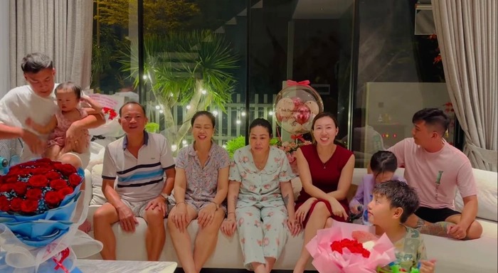Gia đình Ninh Dương Lan Ngọc hát mừng sinh nhật và gửi những lời chúc tốt đẹp nhất tới nữ diễn viên trong dịp sinh nhật tuổi 33