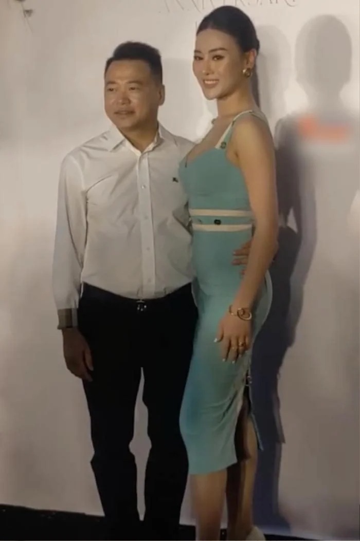 Dễ dàng nhận thấy Phương Oanh có chiều cao nhỉnh hơn khi đứng chung một khung hình với Shark Bình