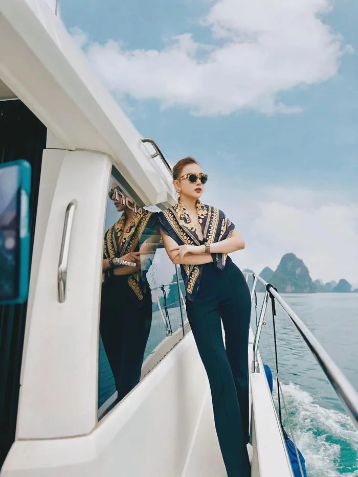 Vào cuối tháng 3 vừa qua, Phương Oanh vừa chiêu đãi người hâm mộ loạt ảnh check-in đầy sang chảnh tại Hạ Long (Quảng Ninh)