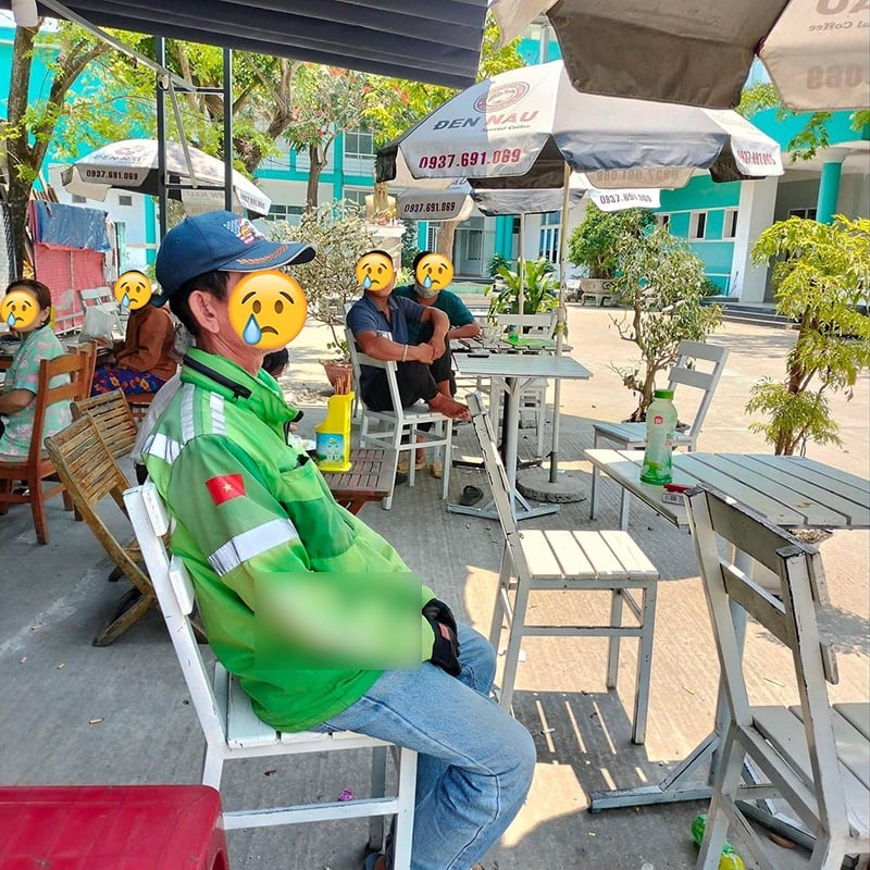  Người tài xế công nghệ ngồi thẫn thờ khi bị khách lấy mất điện thoại. (Ảnh: Facebook Đà Nẵng)