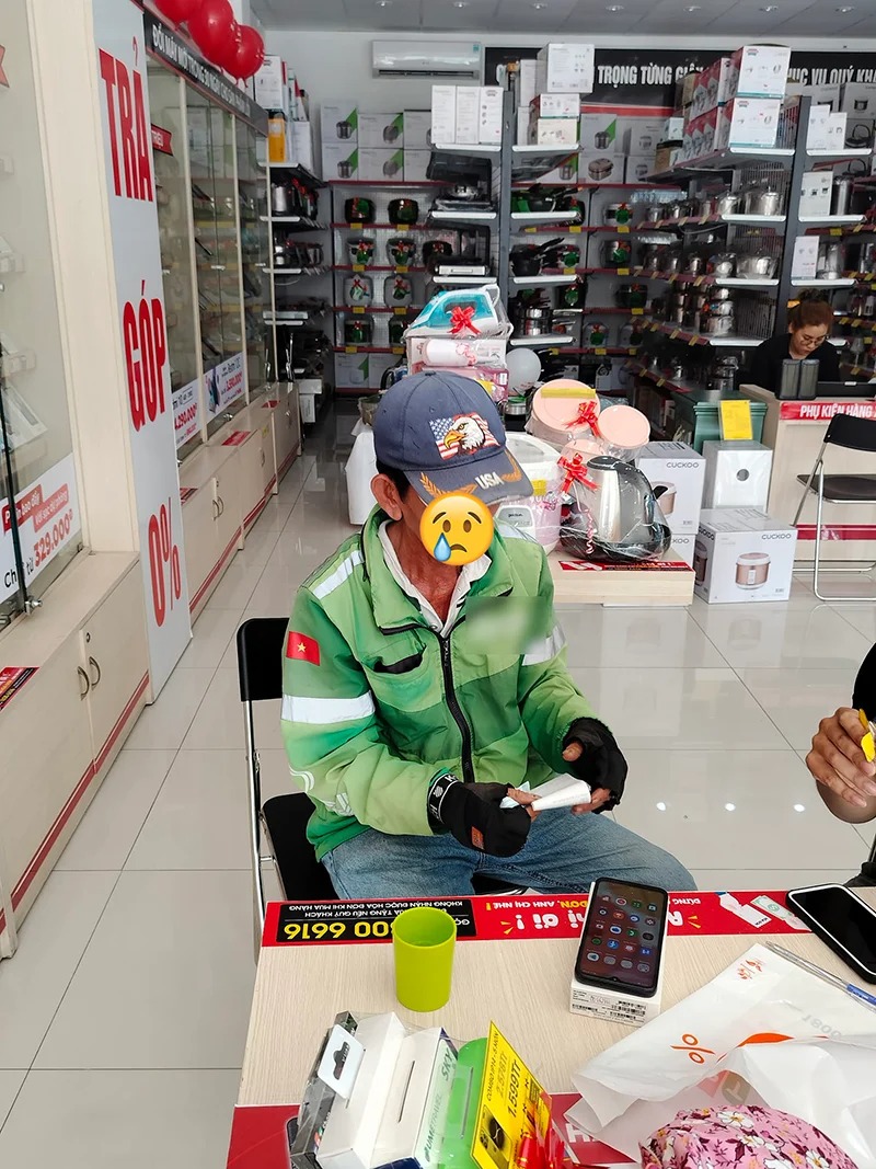  Chú được mạnh thường quân dẫn đi mua điện thoại mới. (Ảnh: Facebook Đà Nẵng)