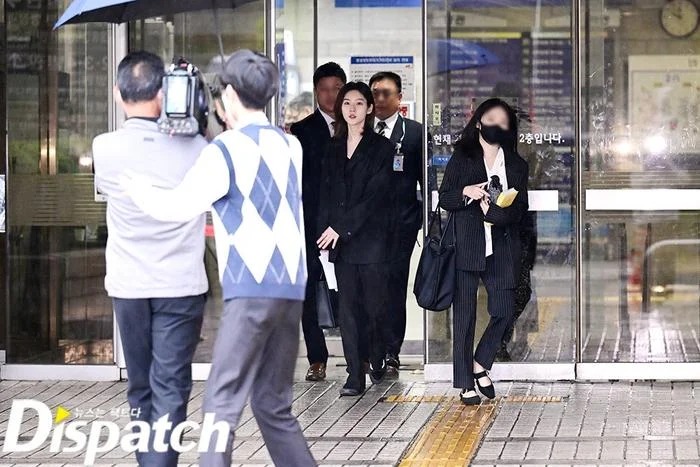 Cánh ký giả đã túc trực bên ngoài Tòa án để ghi lại hình ảnh nữ diễn viên trong phiên tòa (Ảnh: Dispatch)