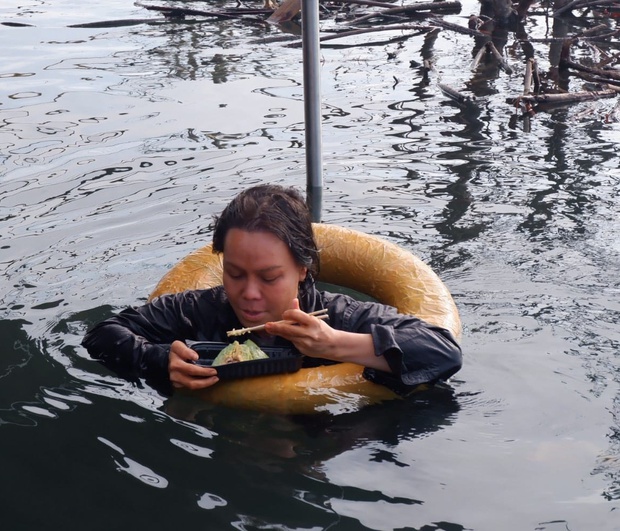 Việt Hương tiết lộ một trong những nguyên nhân bị bệnh là do ngâm nước trong thời gian dài để đóng phim