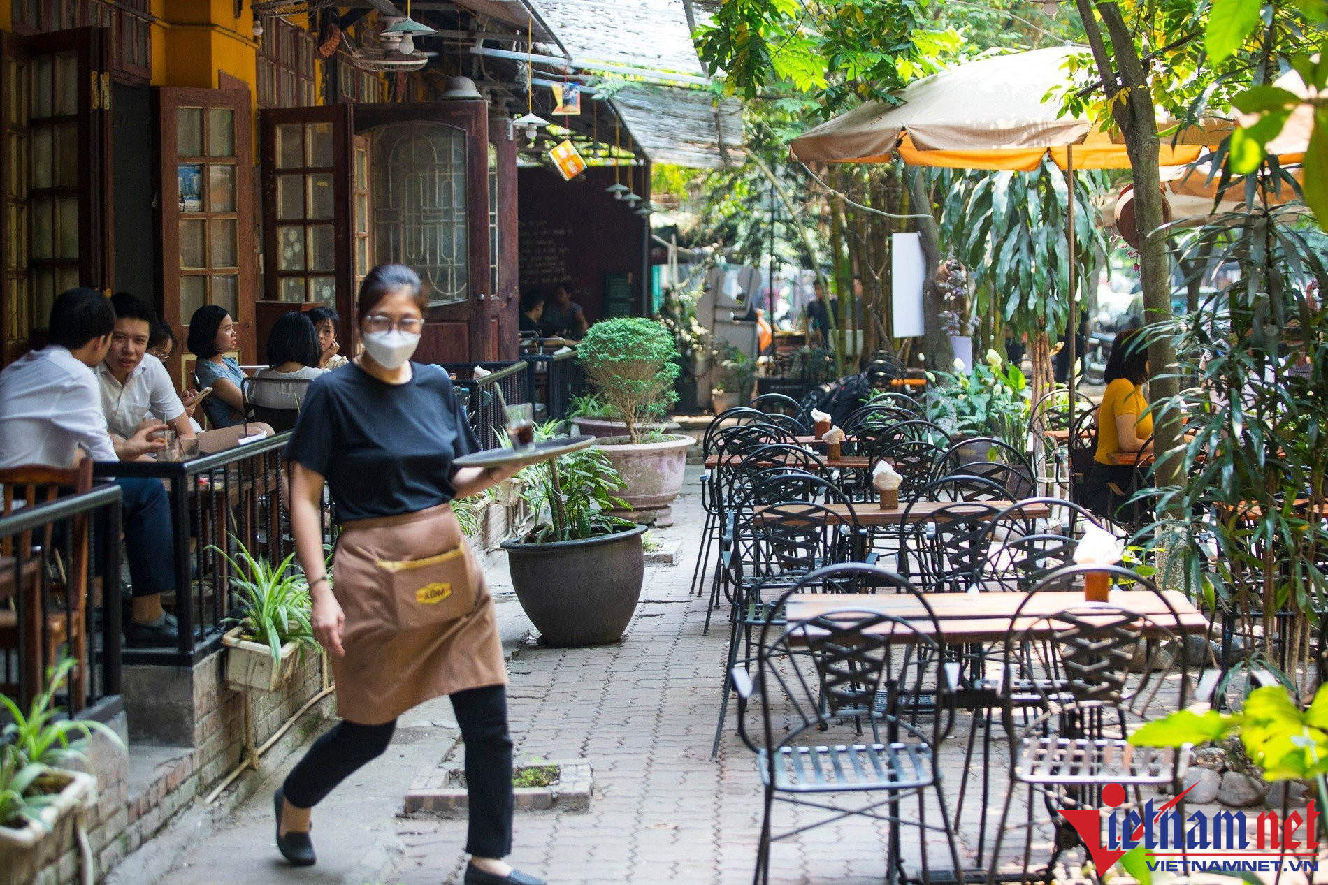 Tại khu N6E KĐT Trung Hoà - Nhân Chính, các quán cafe chiếm toàn bộ diện tích của vỉa hè.