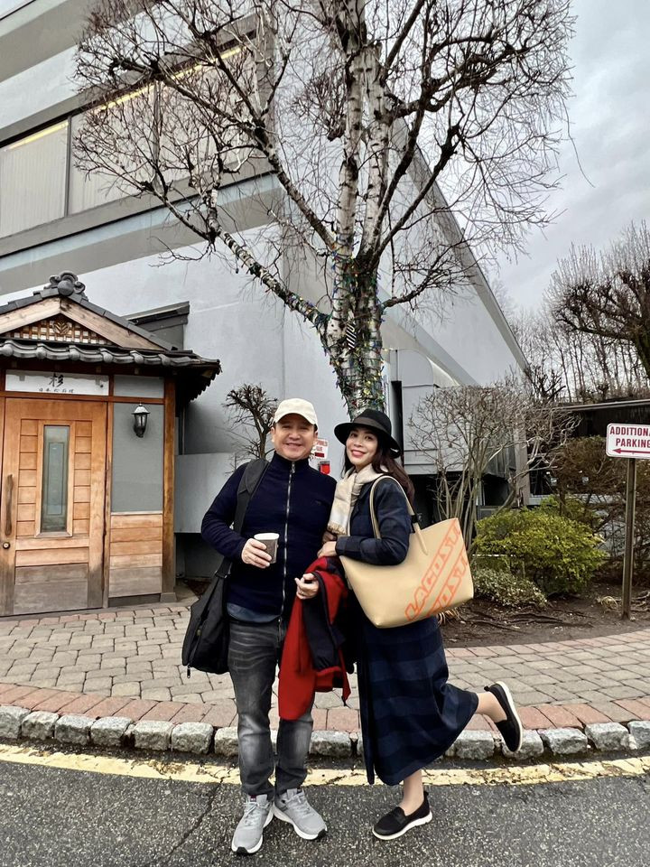 NSƯT Chí Trung khoe ảnh rạng rỡ bên bạn gái. Cả hai đang đi du lịch ở Mỹ và tận hưởng khoảnh khắc hạnh phúc bên nhau. 