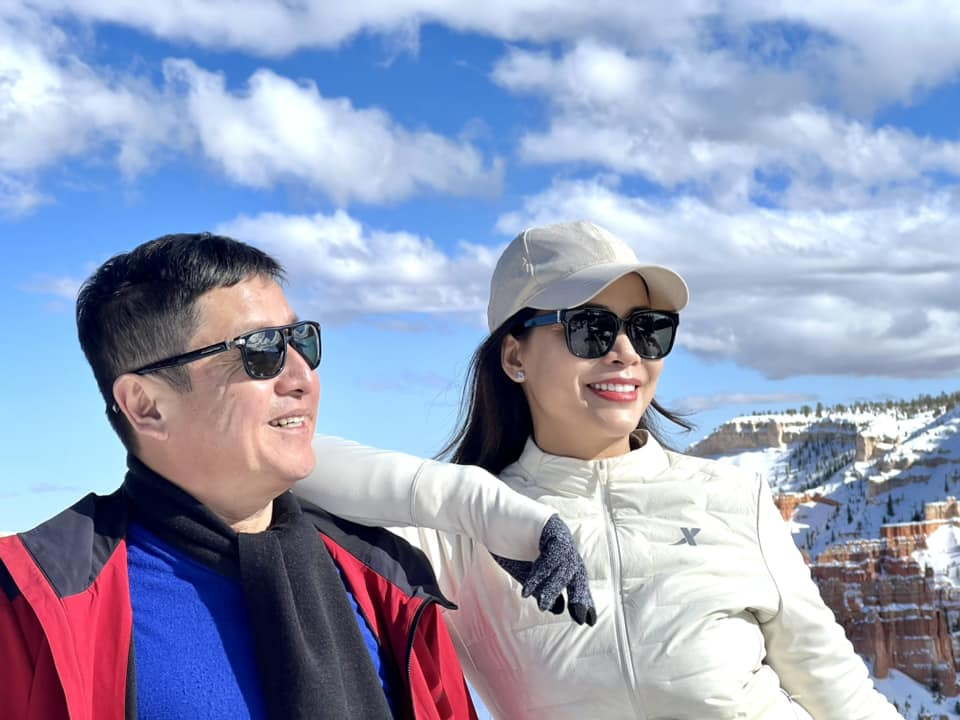 Chí Trung từng tâm sự, từ khi có bạn gái doanh nhân bên đời, cuộc sống của anh có nhiều thay đổi tích cực. Ý Lan luôn chăm chút cho anh từ quần áo, vóc dáng đến ăn uống hàng ngày. 