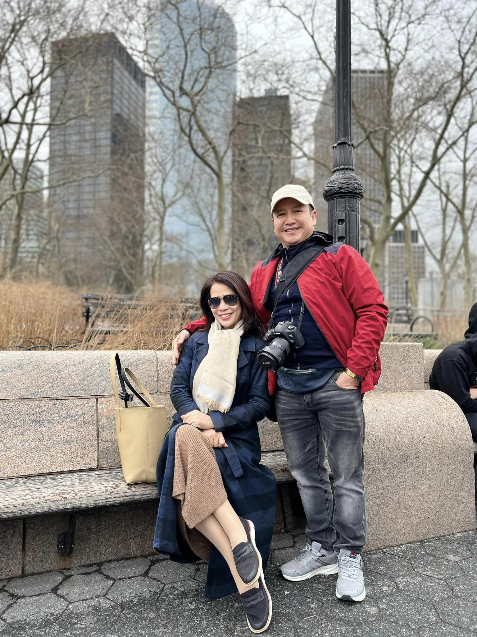 Doanh nhân Ý Lan sinh năm 1978, kém nghệ sĩ Chí Trung 17 tuổi, cũng từng đổ vỡ trong hôn nhân. Cô hoạt động trong lĩnh vực làm đẹp nên sở hữu vóc dáng cân đối, nói chuyện nhẹ nhàng. Nhiều người ngưỡng mộ cặp đôi vì thấy cách họ bên nhau, chẳng cần ràng buộc tài sản, con cái hay trách nhiệm, đơn giản là bình yên mỉm cười. 