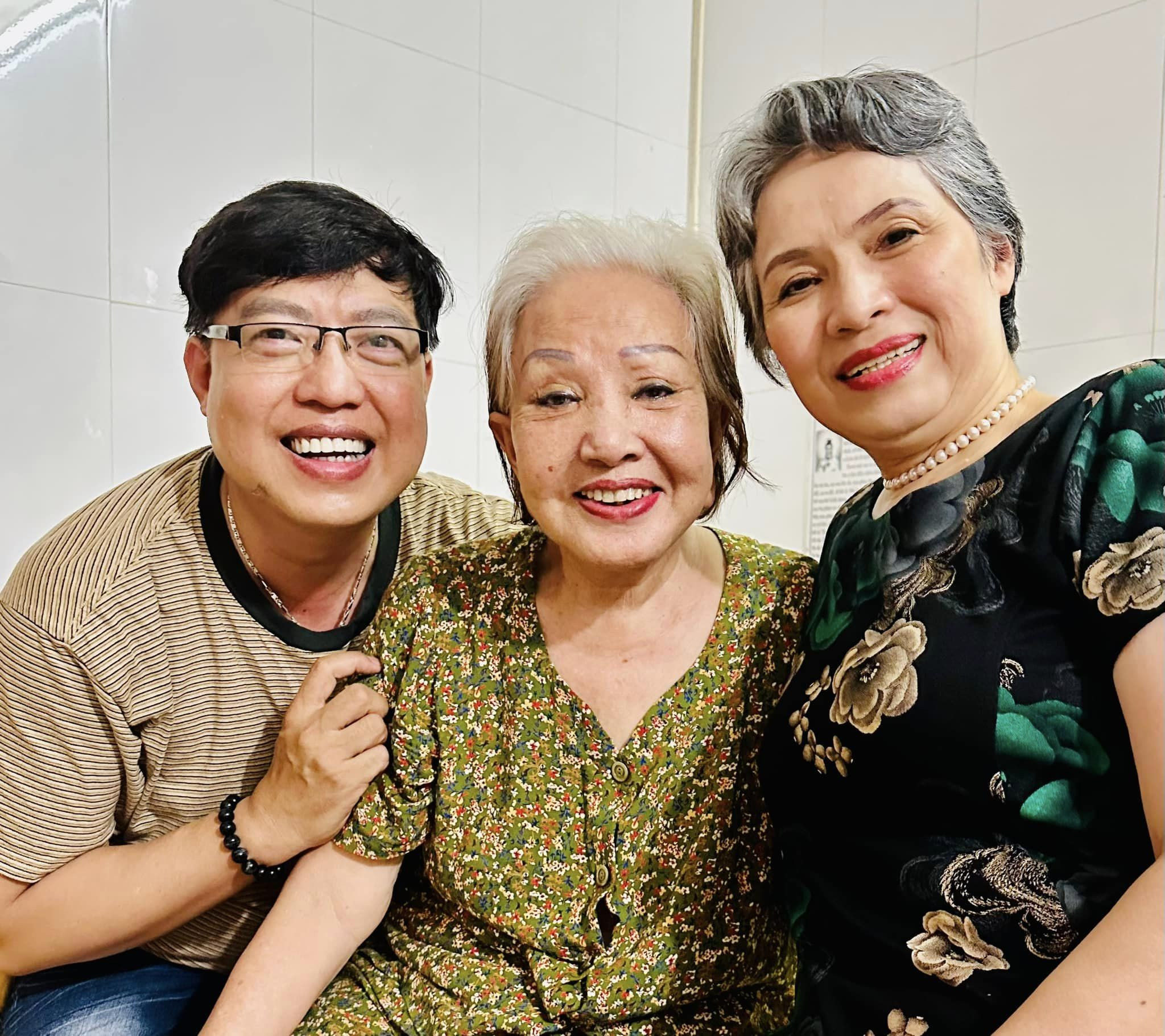 Từ trái sang: đạo diễn Thanh Hiệp - nghệ sĩ Hồng Nga - tác giả Lương Nhứt Nương.